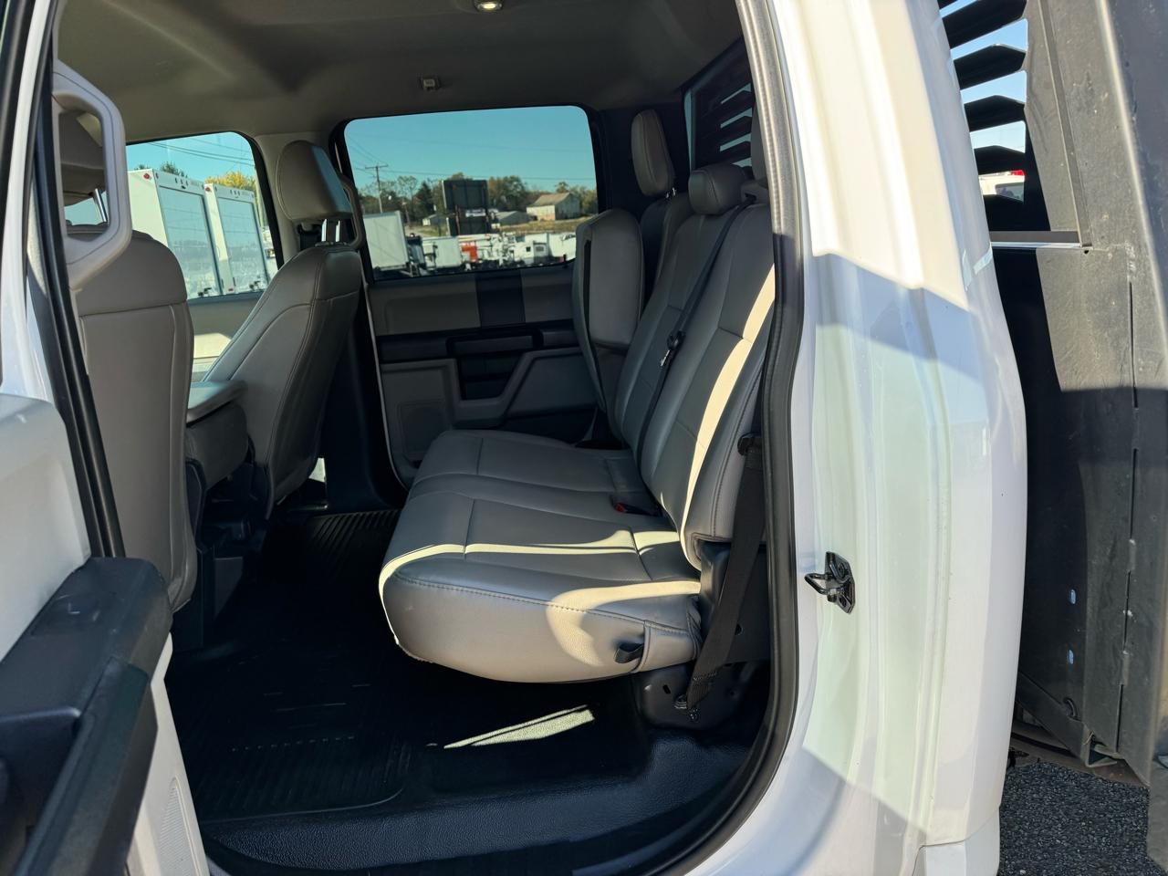 Ford Super Duty F-350 DRW XL 4WD Crew Cab 179" WB 60" CA 2022