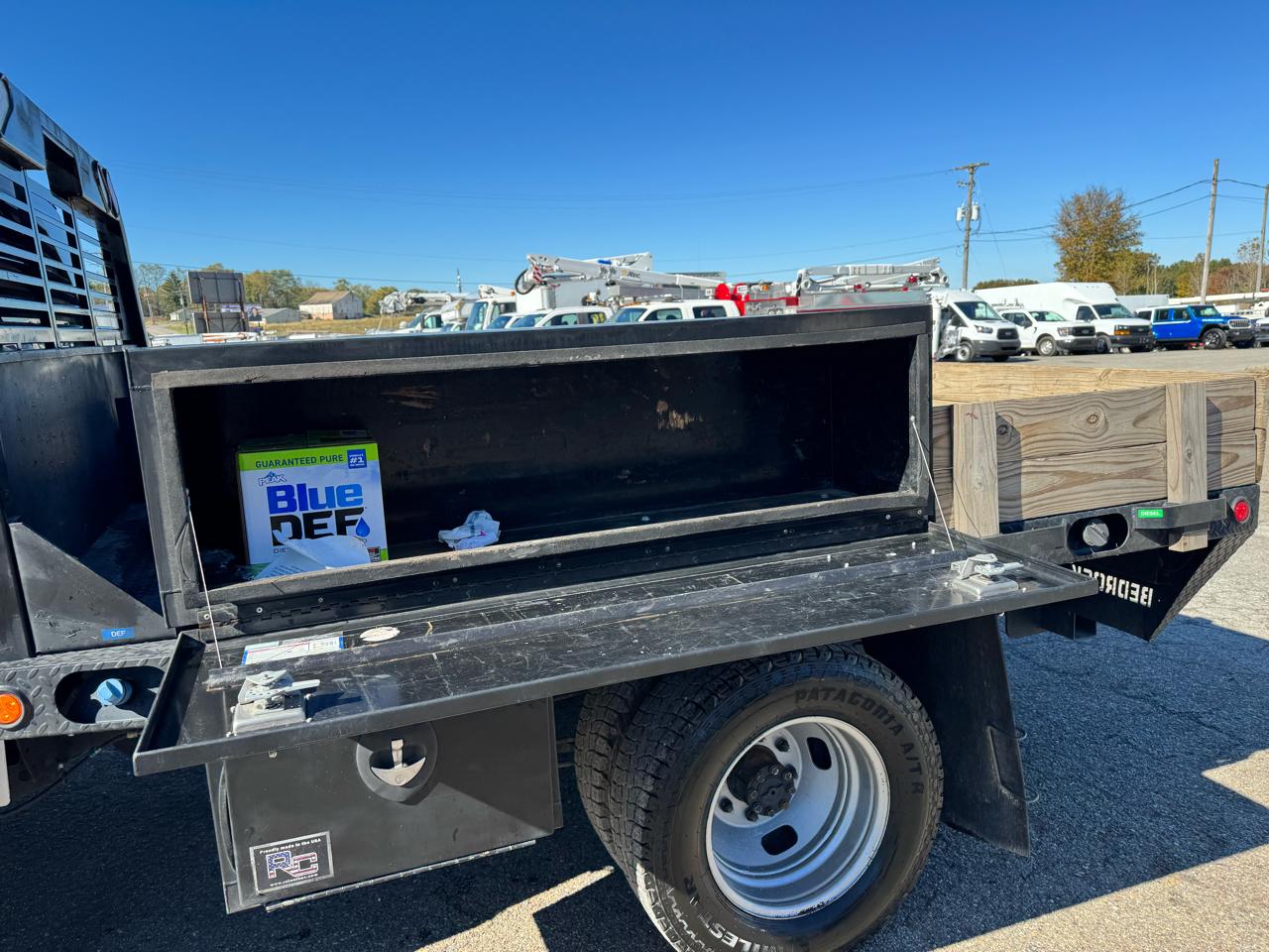 Ford Super Duty F-350 DRW XL 4WD Crew Cab 179" WB 60" CA 2022