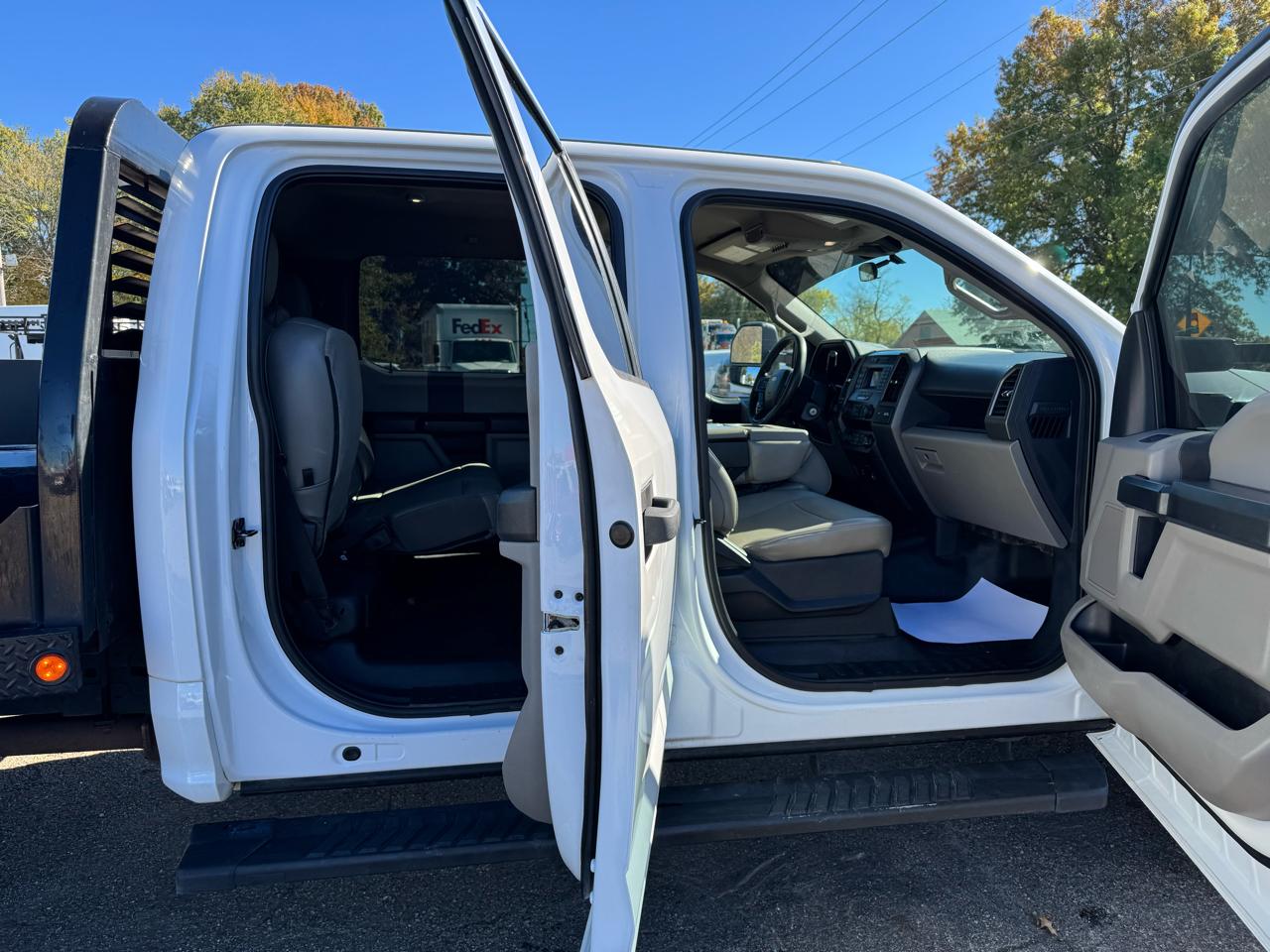 Ford Super Duty F-350 DRW XL 4WD Crew Cab 179" WB 60" CA 2022