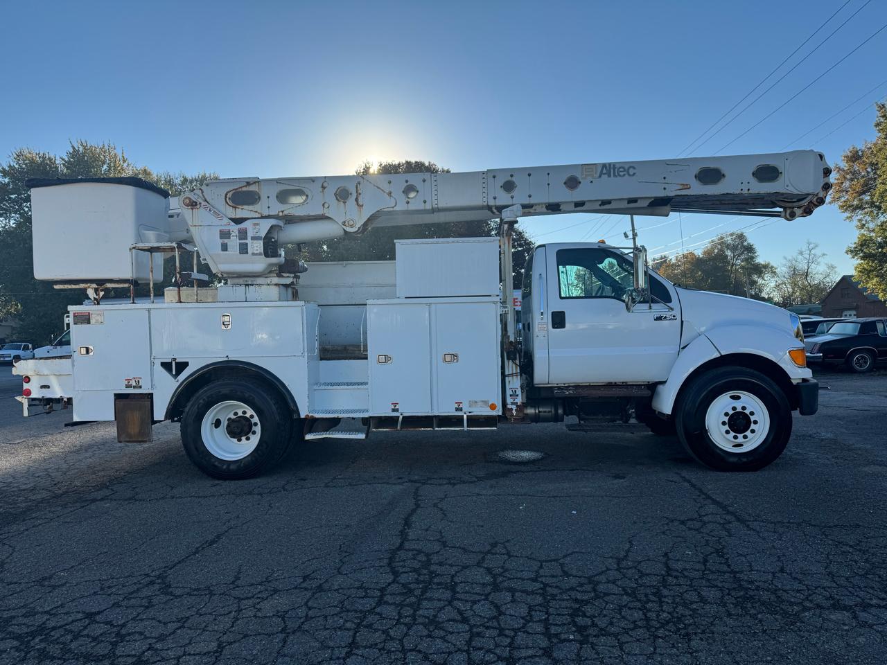 Ford Super Duty F-750 Straight Frame Reg Cab XLT 2011