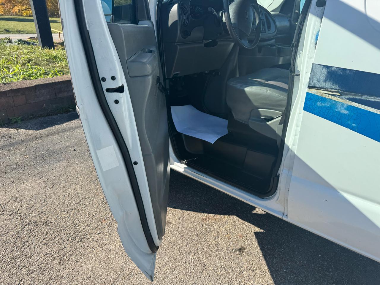 Ford Econoline Cargo Van E-250 2006