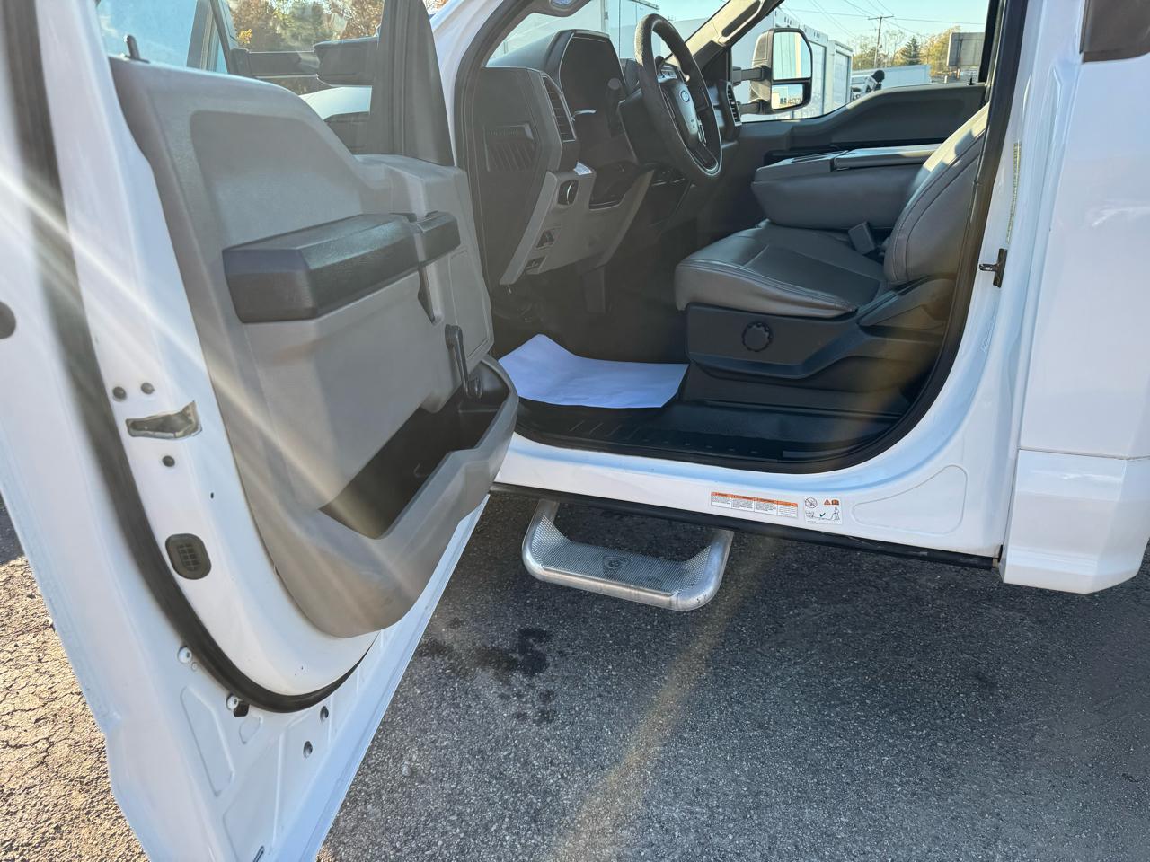 Ford Super Duty F-550 DRW XL 2WD Reg Cab 145" WB 60" CA 2017