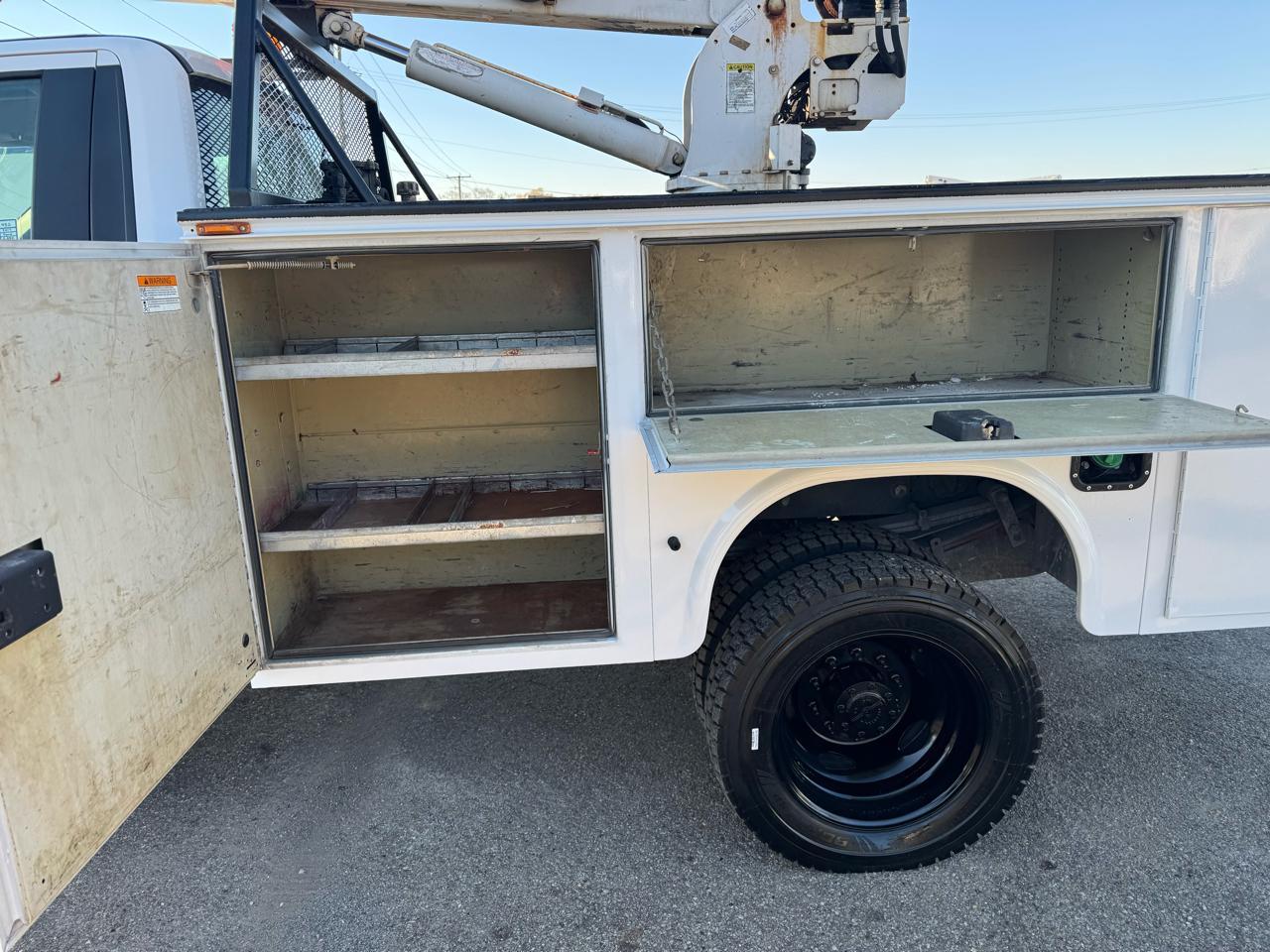Ford Super Duty F-550 DRW XL 2WD Reg Cab 145" WB 60" CA 2017
