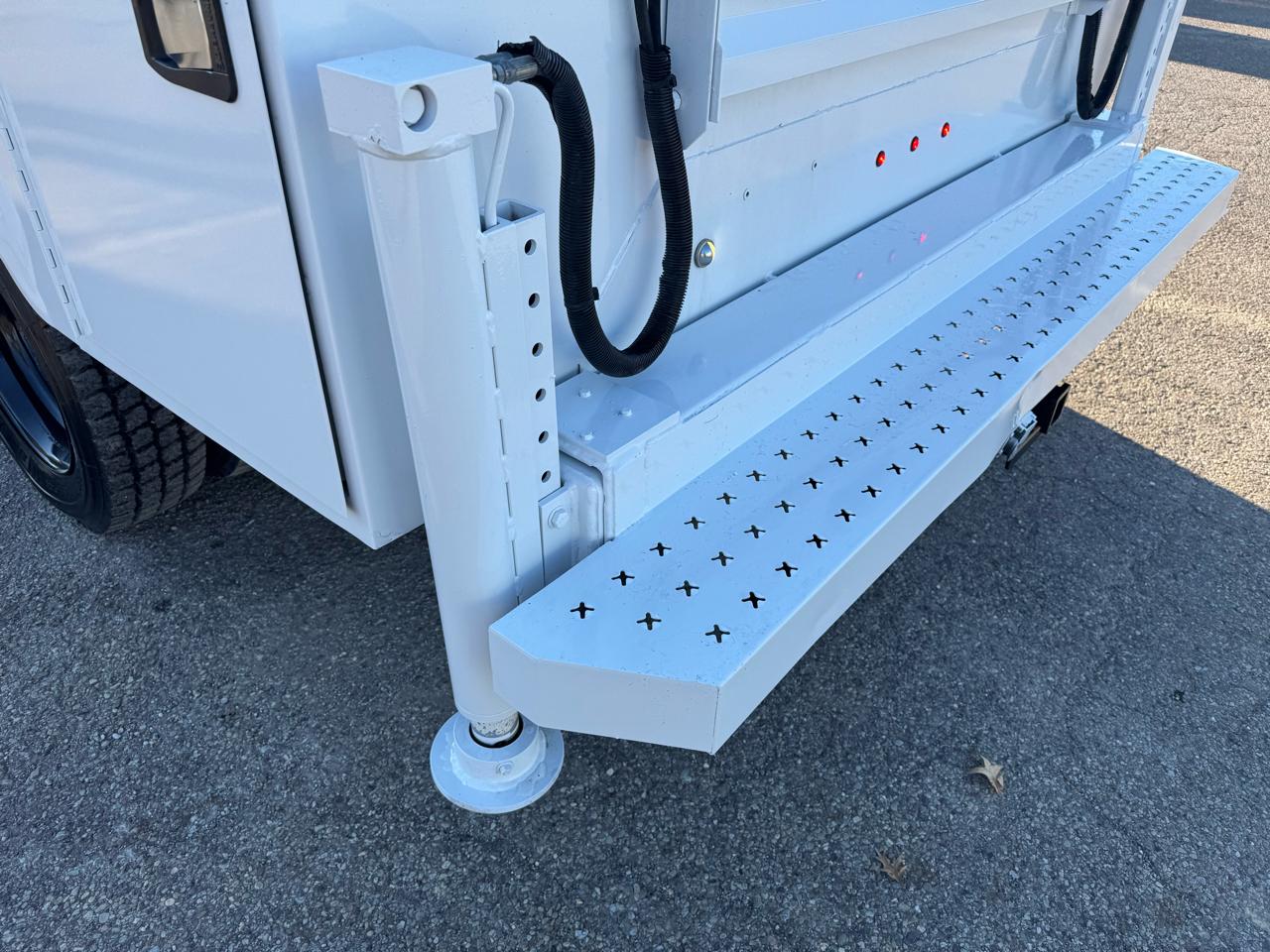 Ford Super Duty F-550 DRW XL 2WD Reg Cab 145" WB 60" CA 2017