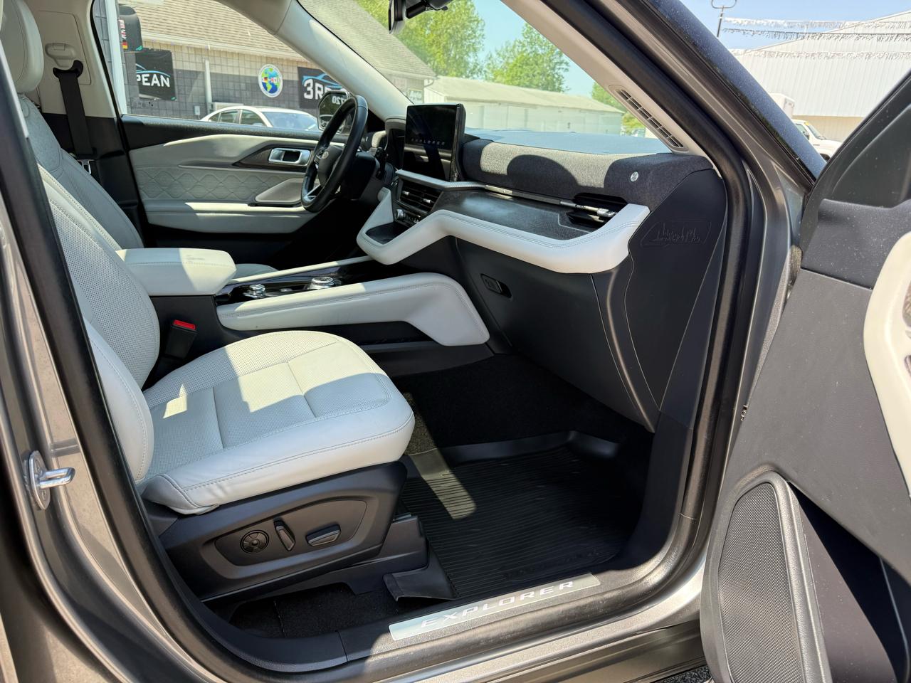 Ford Explorer Platinum AWD 2025