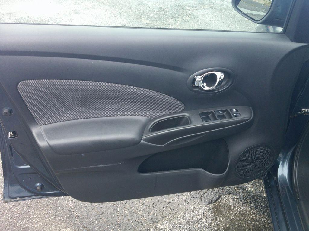 Nissan Versa 1.6 S 5M 2015