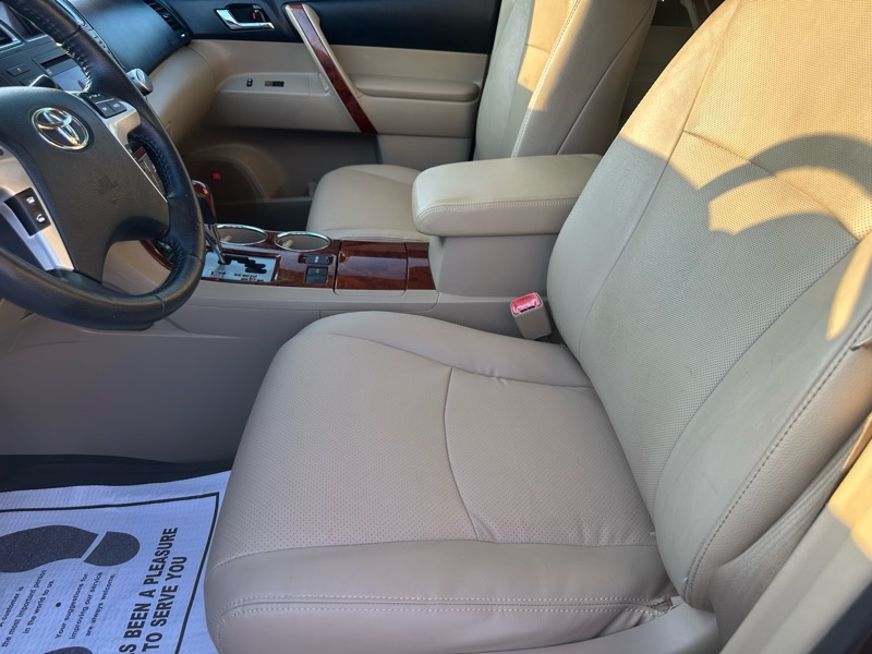 Toyota Highlander Limited 2WD 2012