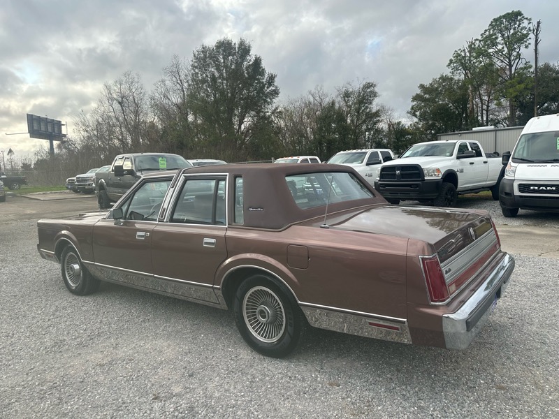Lincoln Town Car Signature 4D Sedan 1988