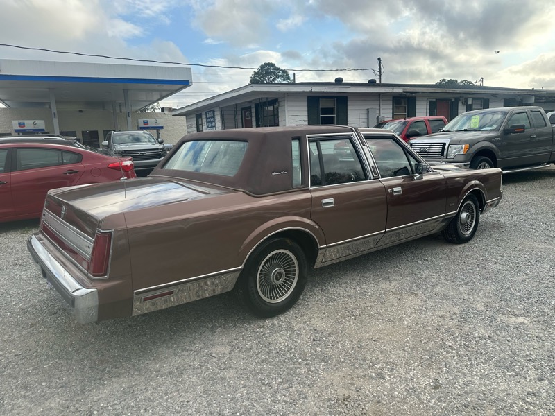 Lincoln Town Car Signature 4D Sedan 1988