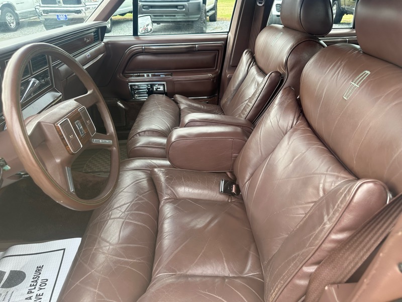 Lincoln Town Car Signature 4D Sedan 1988