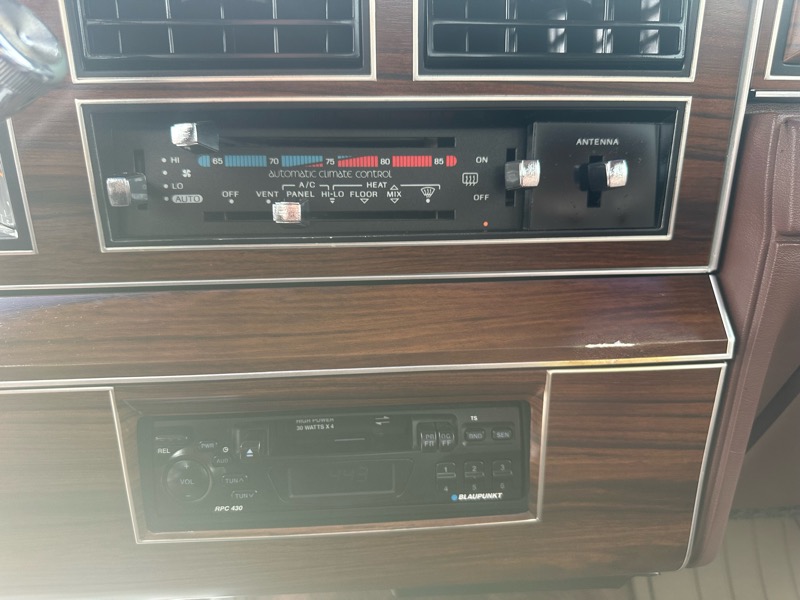 Lincoln Town Car Signature 4D Sedan 1988