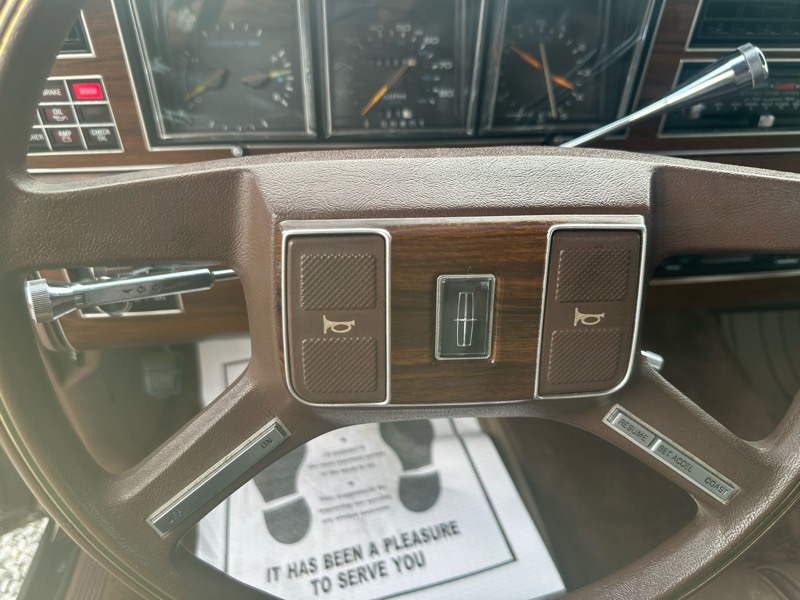 Lincoln Town Car Signature 4D Sedan 1988