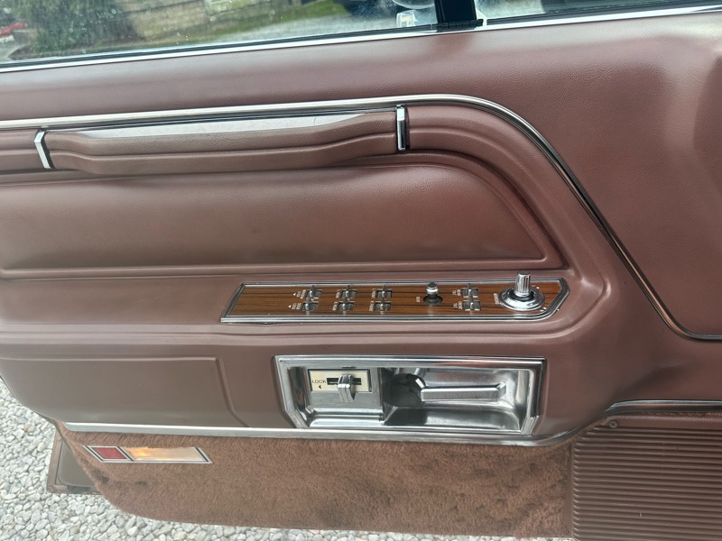 Lincoln Town Car Signature 4D Sedan 1988