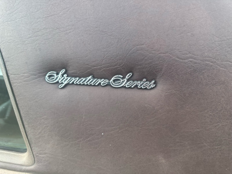 Lincoln Town Car Signature 4D Sedan 1988