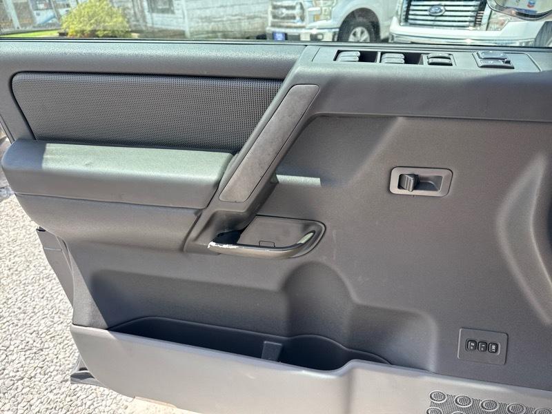 Nissan Armada LE 2WD 2005