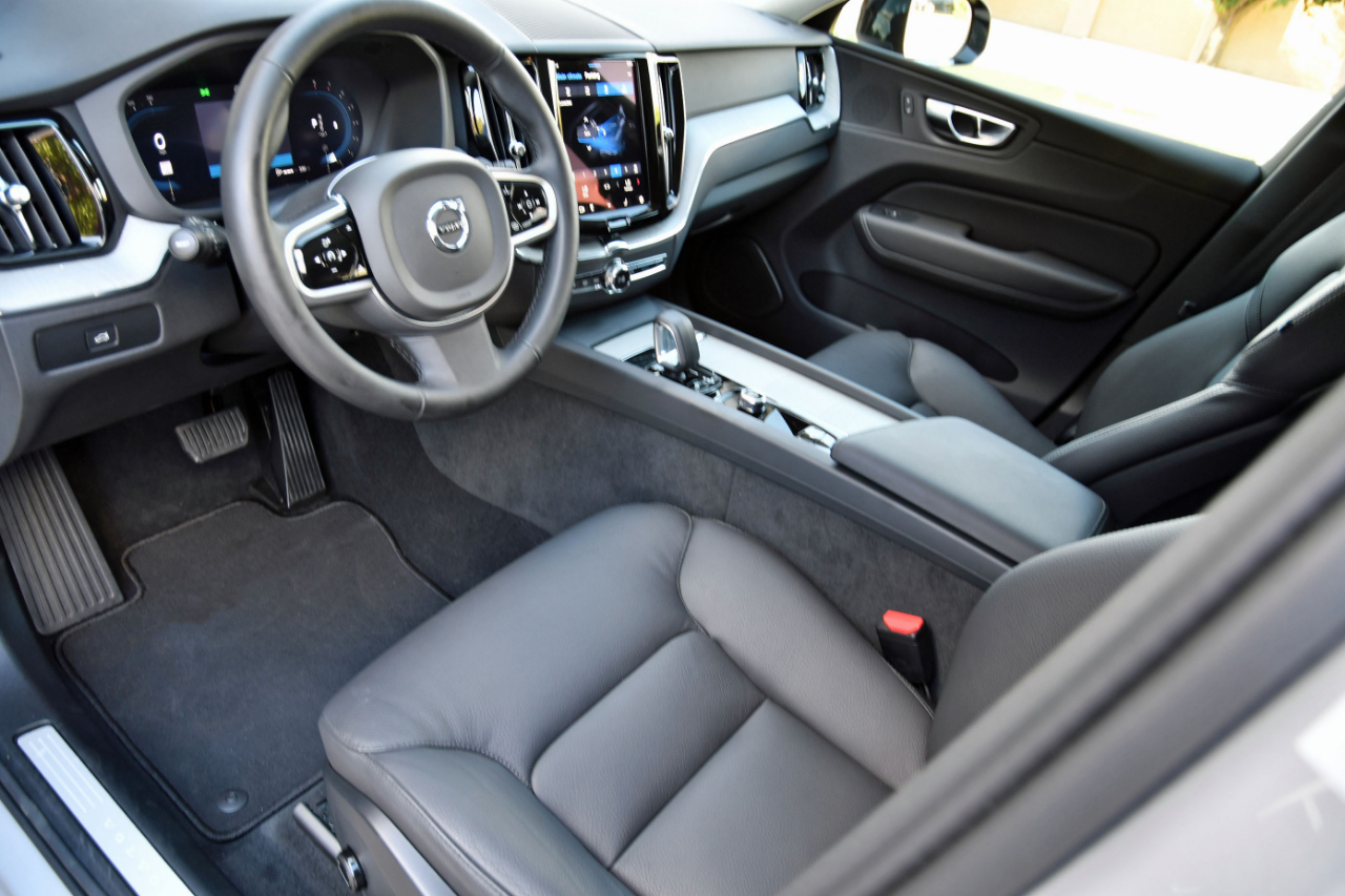 Volvo XC60 B5 AWD Plus 2025