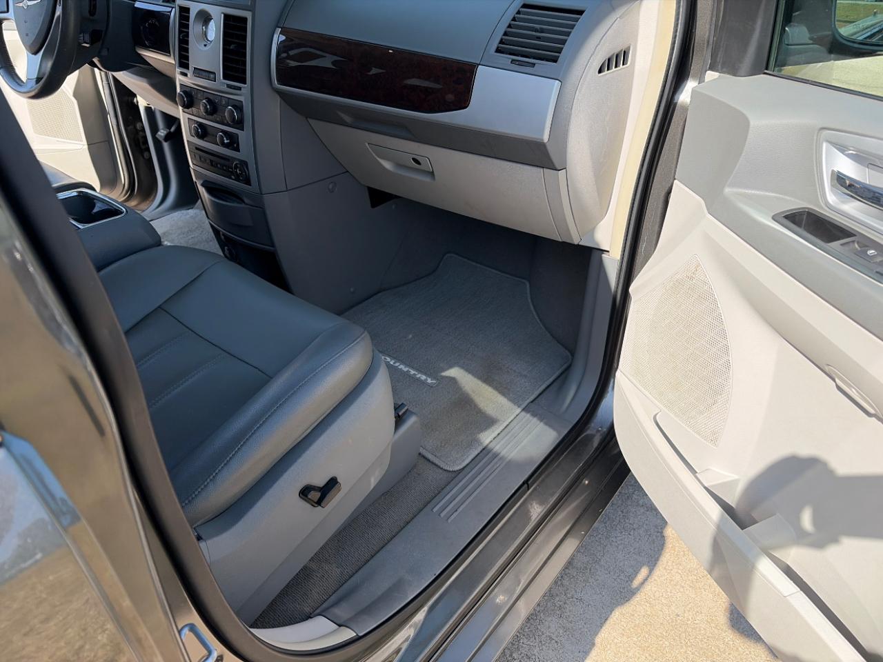 Chrysler Town & Country Touring 2010