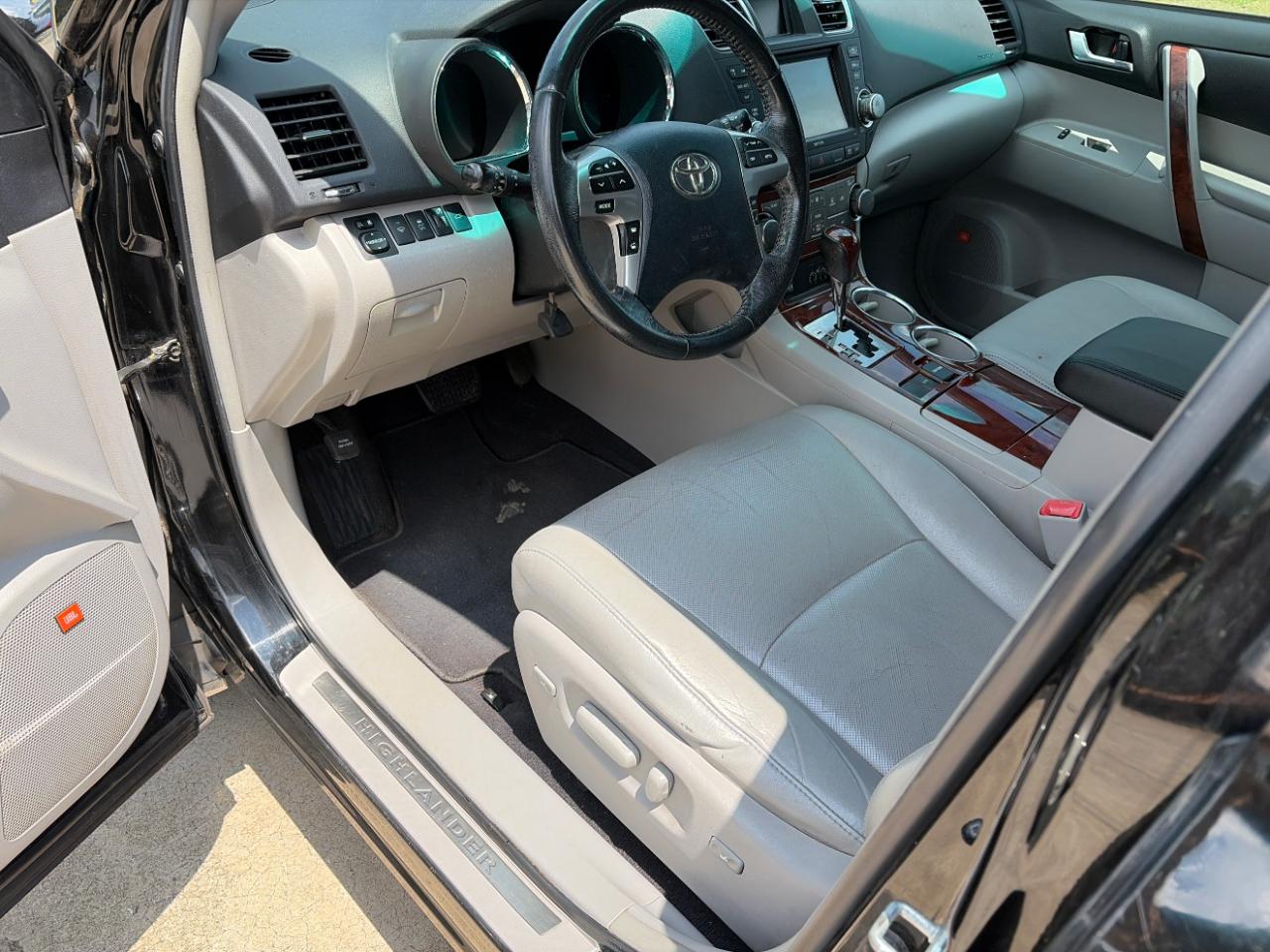 Toyota Highlander Limited 2WD 2011