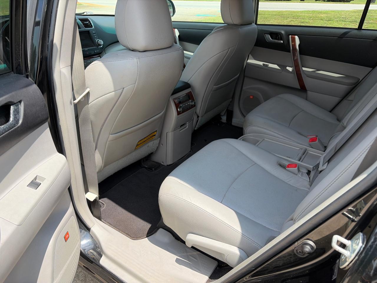 Toyota Highlander Limited 2WD 2011