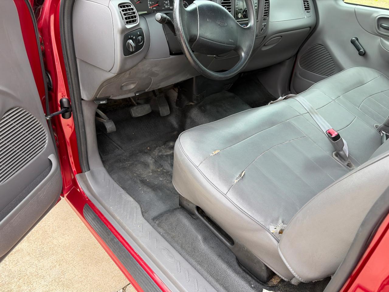 Ford F-150 XL Short Bed 2WD 2001
