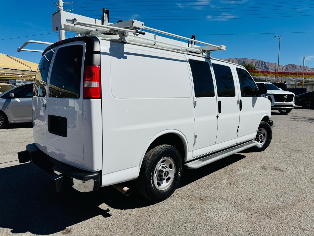 GMC Savana Cargo Van RWD 2500 135" 2018