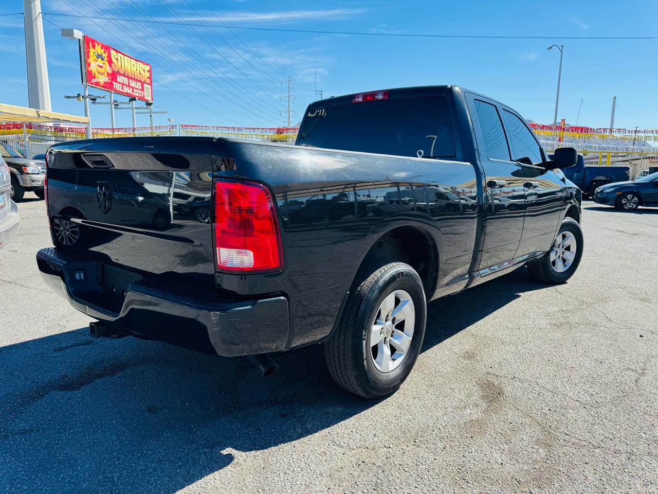 RAM 1500 Express 4x2 Quad Cab 6'4" Box 2017