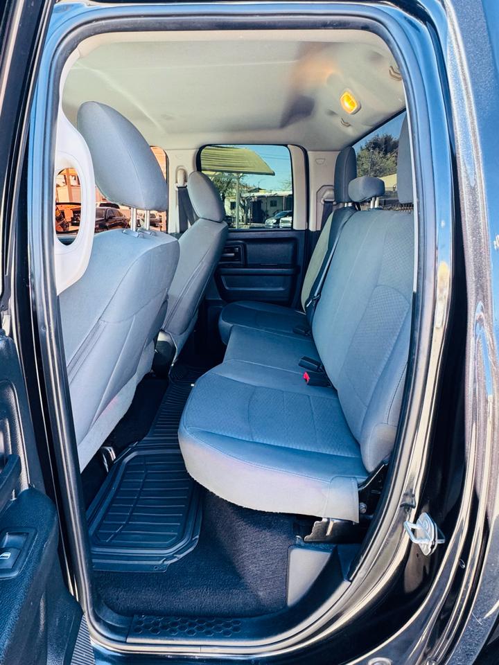 RAM 1500 Express 4x2 Quad Cab 6'4" Box 2017