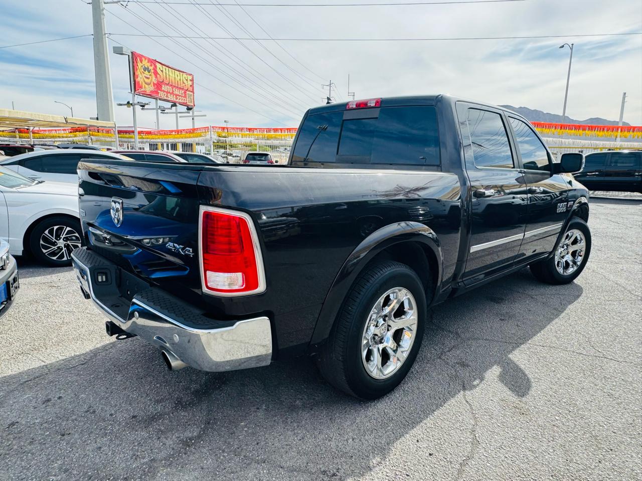 RAM 1500 4WD Crew Cab 140.5" Laramie 2016