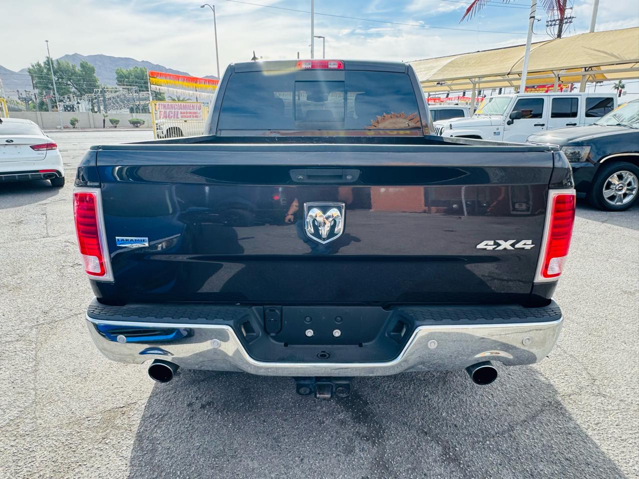 RAM 1500 4WD Crew Cab 140.5" Laramie 2016