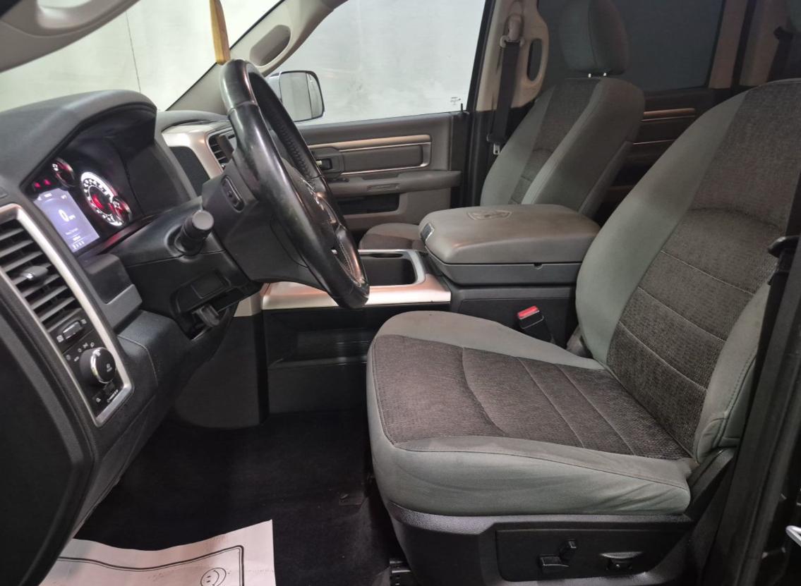 RAM 1500 4WD Crew Cab 140.5" Big Horn 2017
