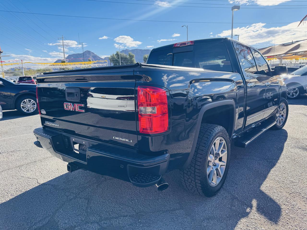 GMC Sierra 1500 4WD Crew Cab 143.5" Denali 2015