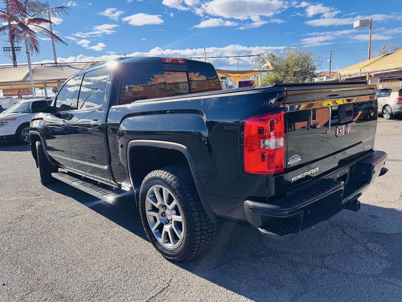 GMC Sierra 1500 4WD Crew Cab 143.5" Denali 2015