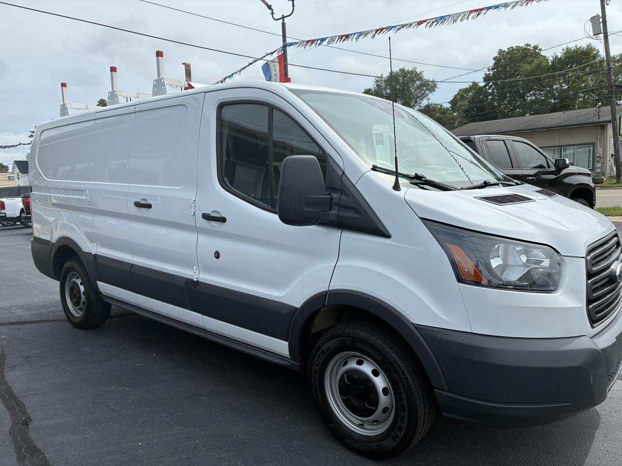 Ford Transit 250 Van Low Roof 60/40 Pass.130-in. WB 2017