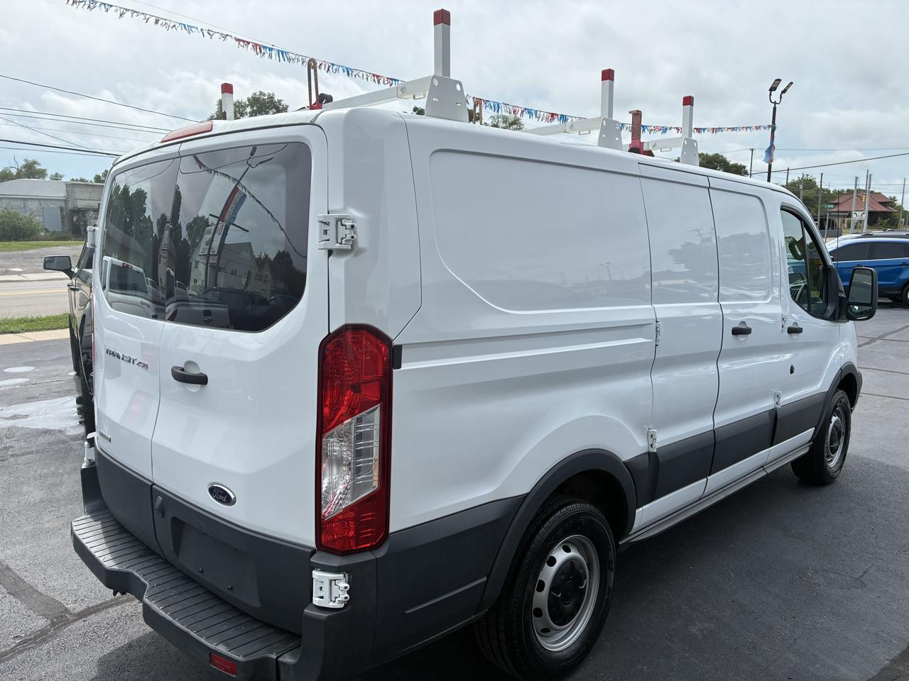 Ford Transit 250 Van Low Roof 60/40 Pass.130-in. WB 2017