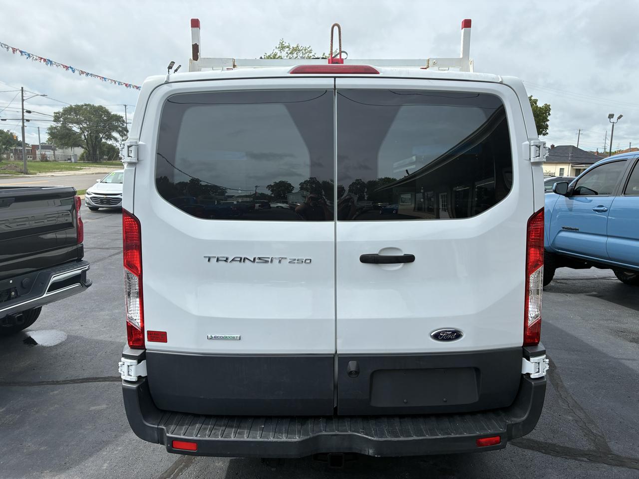 Ford Transit 250 Van Low Roof 60/40 Pass.130-in. WB 2017