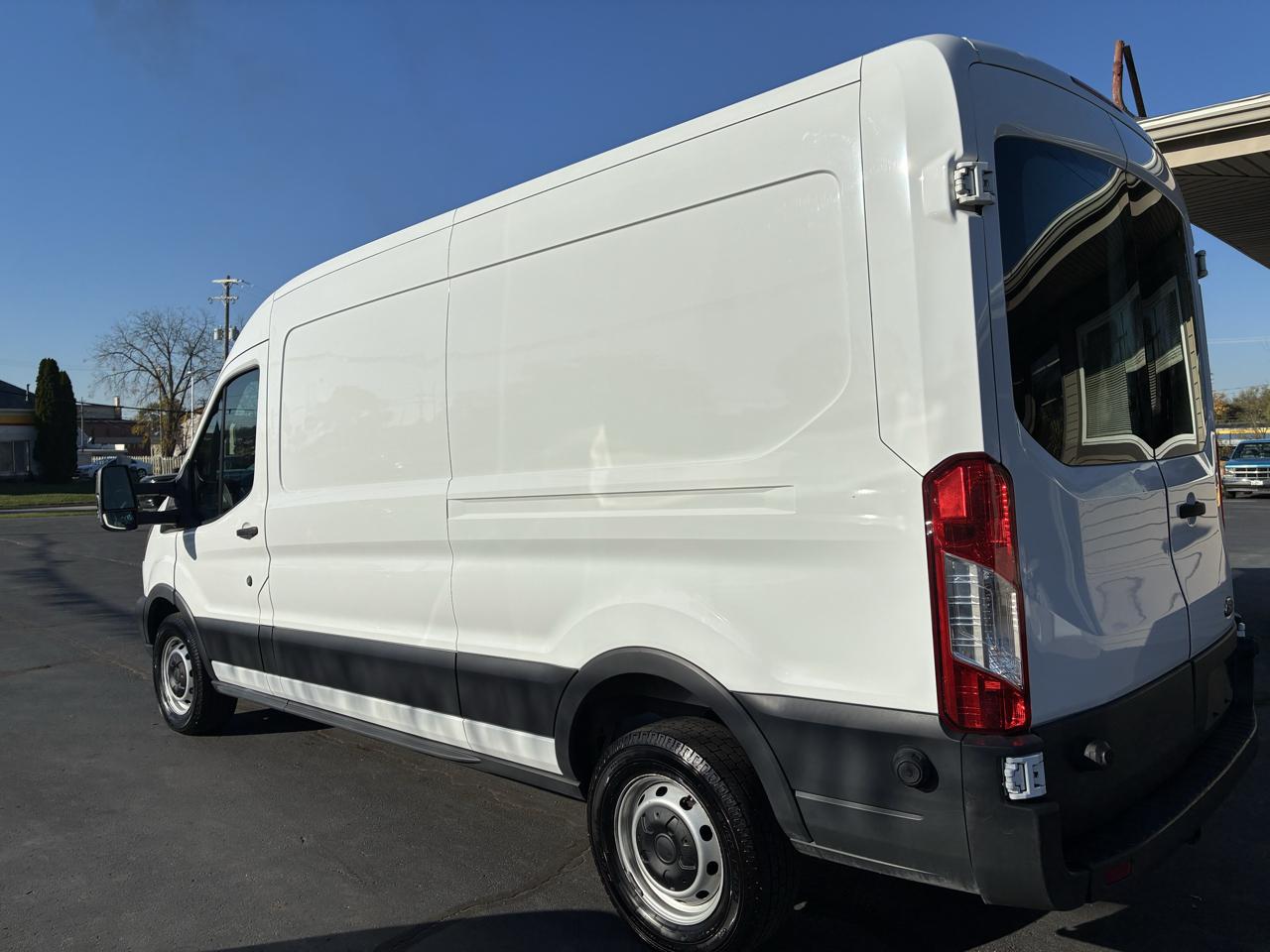 Ford Transit 250 Van Med. Roof w/Sliding Pass. 148-in. WB 2015