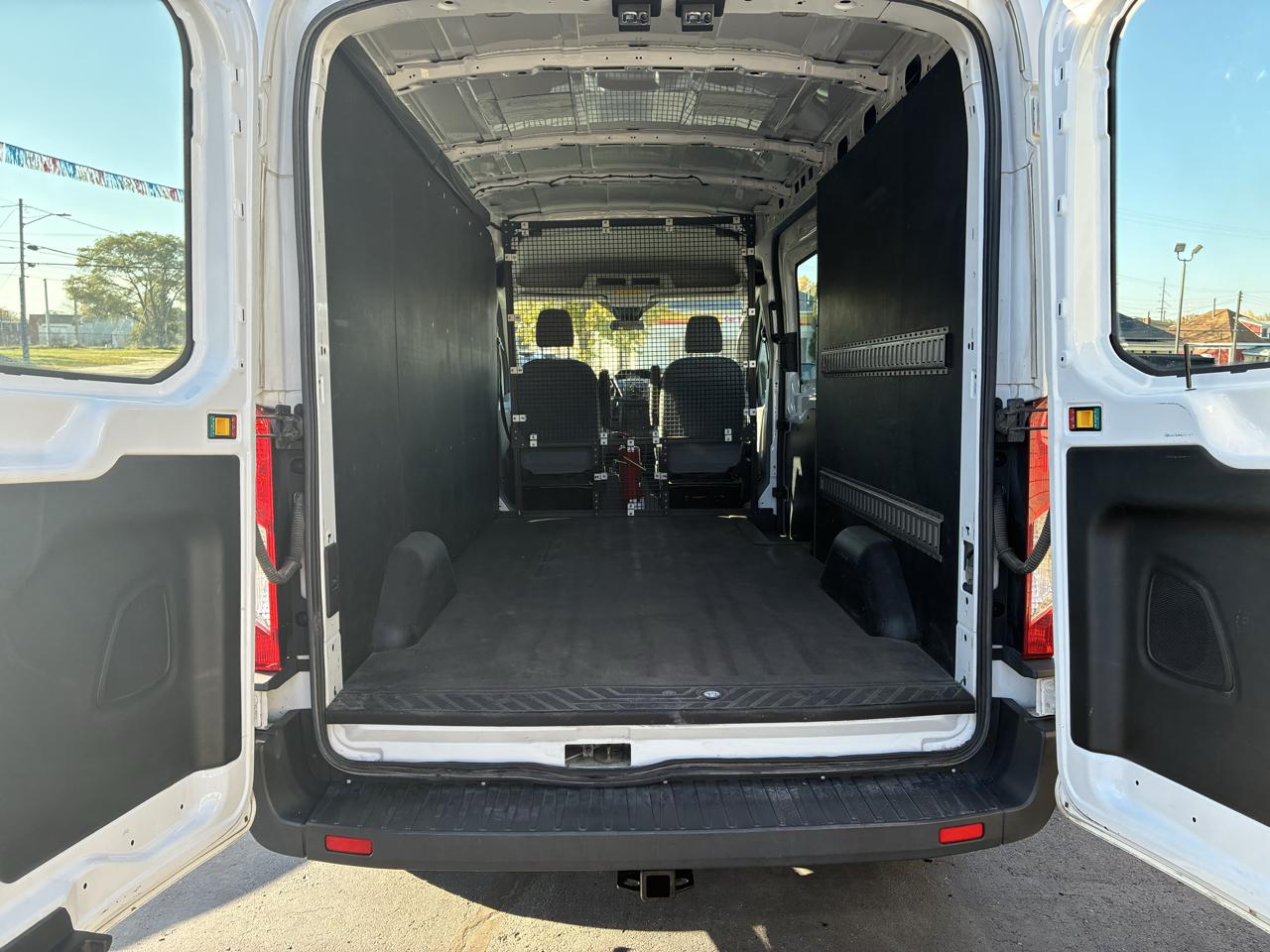 Ford Transit 250 Van Med. Roof w/Sliding Pass. 148-in. WB 2015