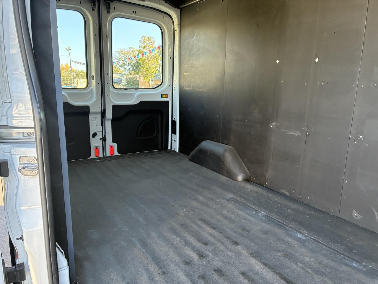 Ford Transit 250 Van Med. Roof w/Sliding Pass. 148-in. WB 2015