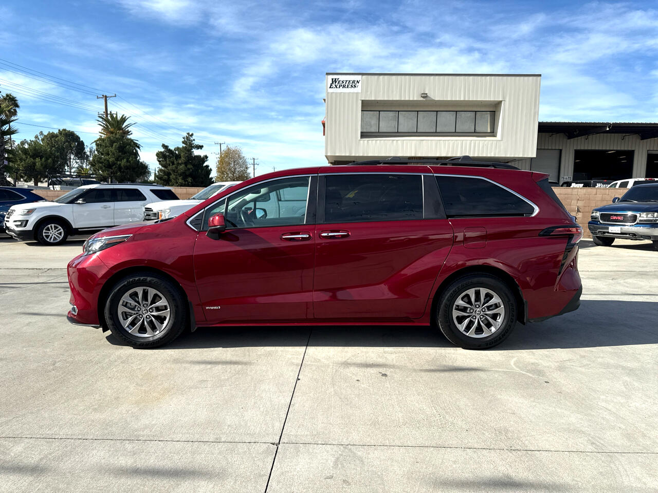 Toyota Sienna XLE FWD 8-Passenger (Natl) 2021