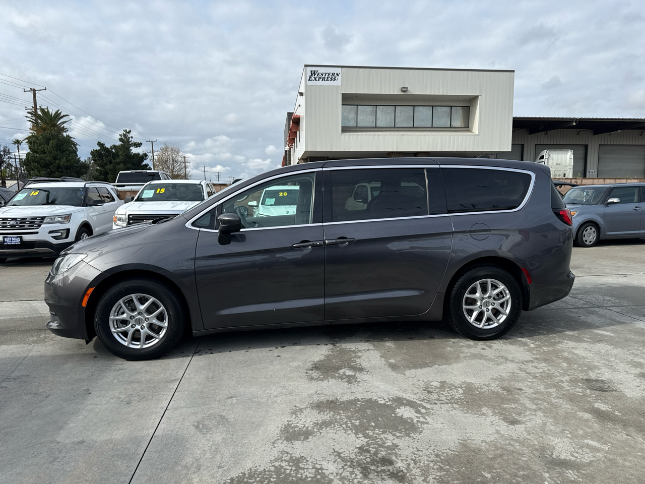 Chrysler Voyager LX FWD 2023