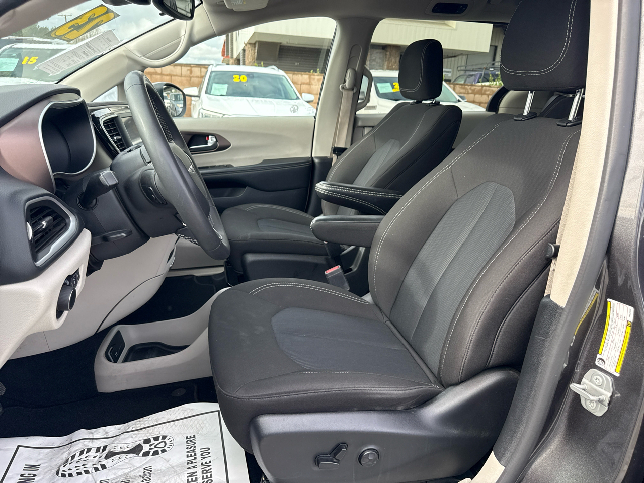 Chrysler Voyager LX FWD 2023