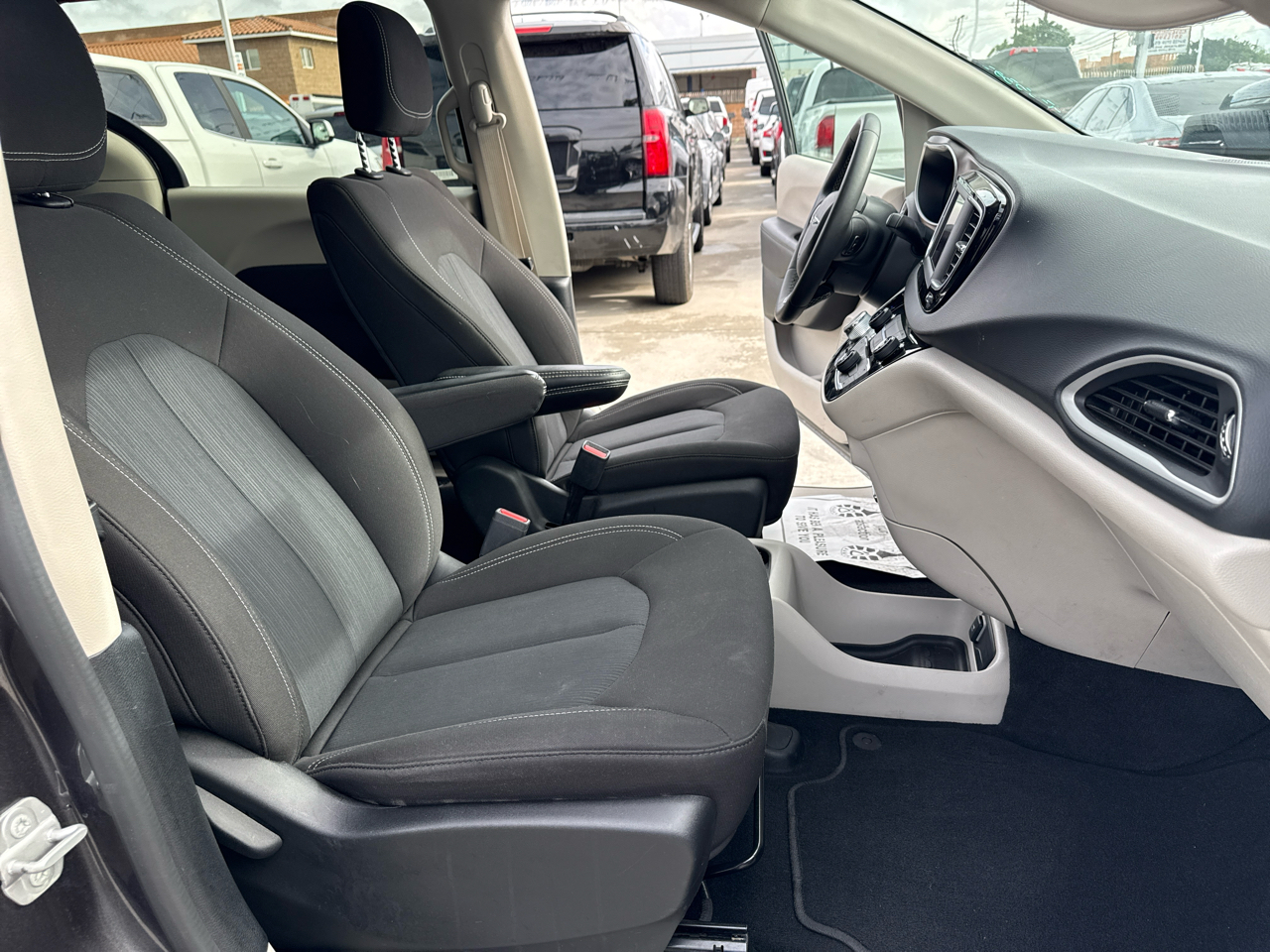 Chrysler Voyager LX FWD 2023