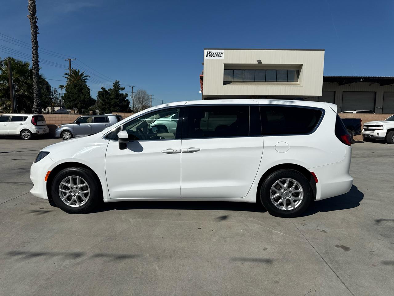 Chrysler Voyager LX FWD 2022