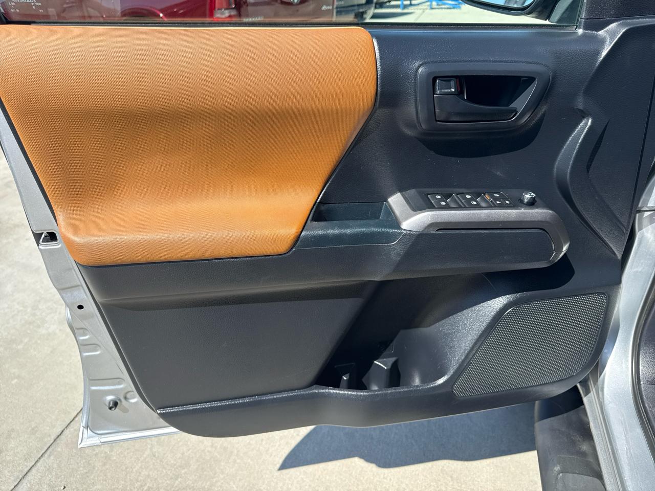 Toyota Tacoma SR5 Double Cab 5' Bed I4 4x2 AT (Natl) 2018