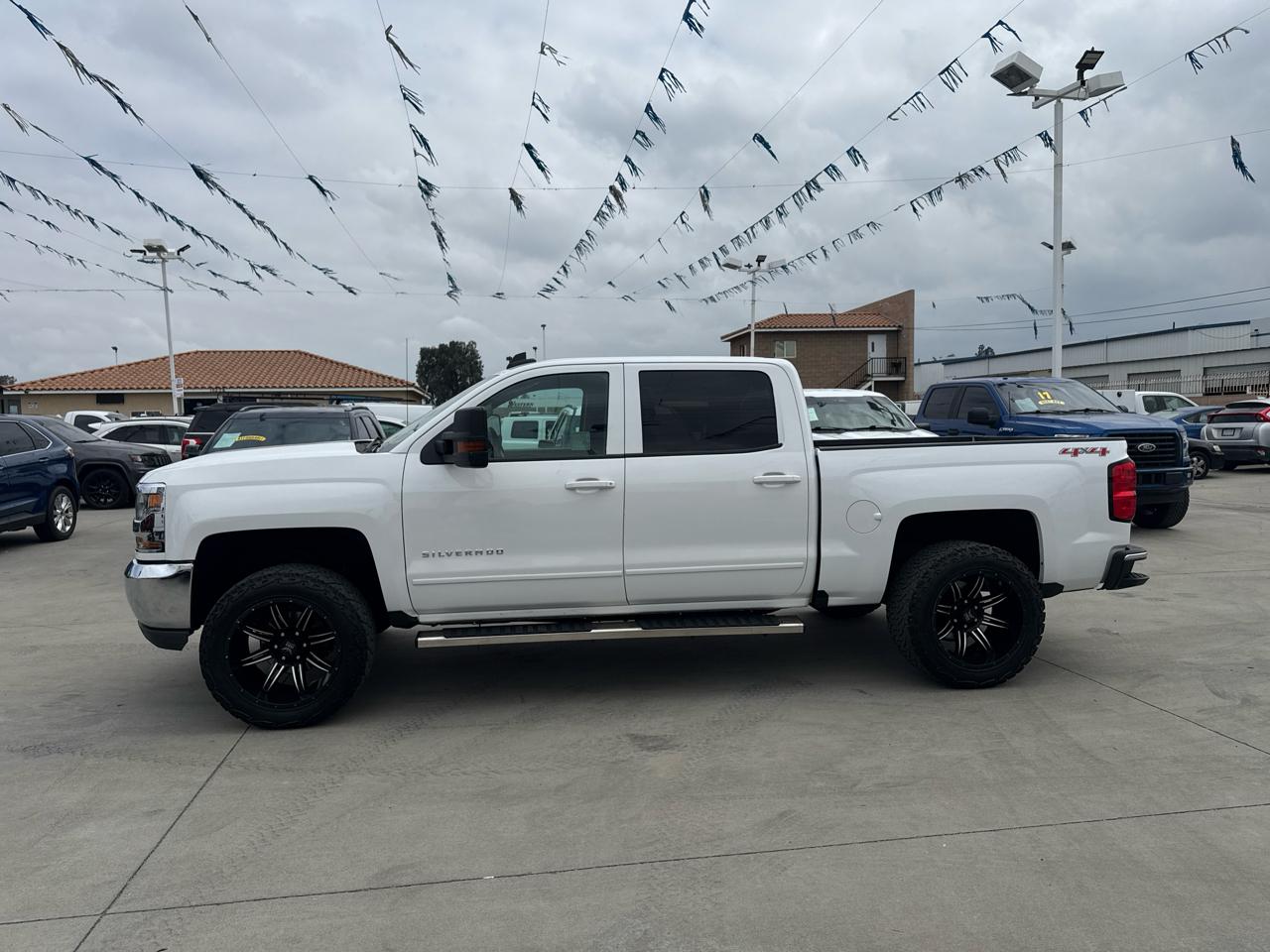 Chevrolet Silverado 1500 4WD Crew Cab 143.5" LT w/1LT 2017
