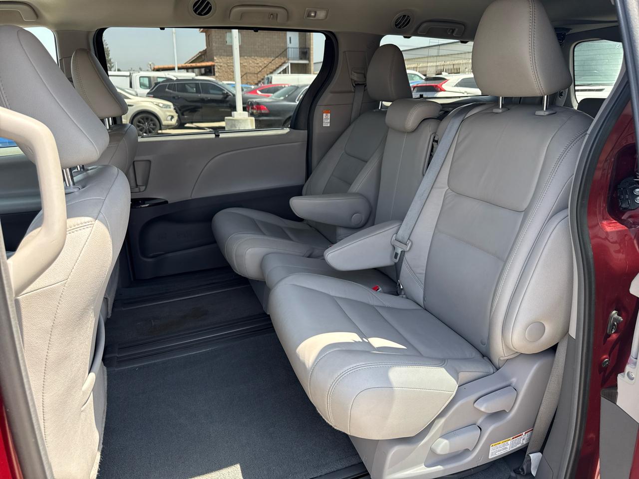 Toyota Sienna XLE Auto Access Seat FWD 7-Passenger (Natl) 2017