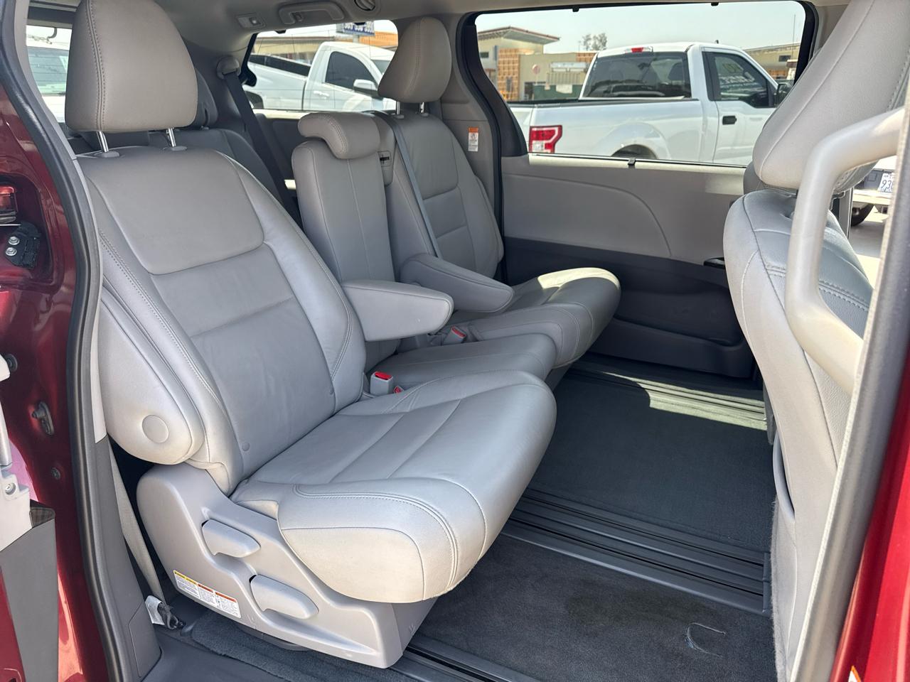 Toyota Sienna XLE Auto Access Seat FWD 7-Passenger (Natl) 2017