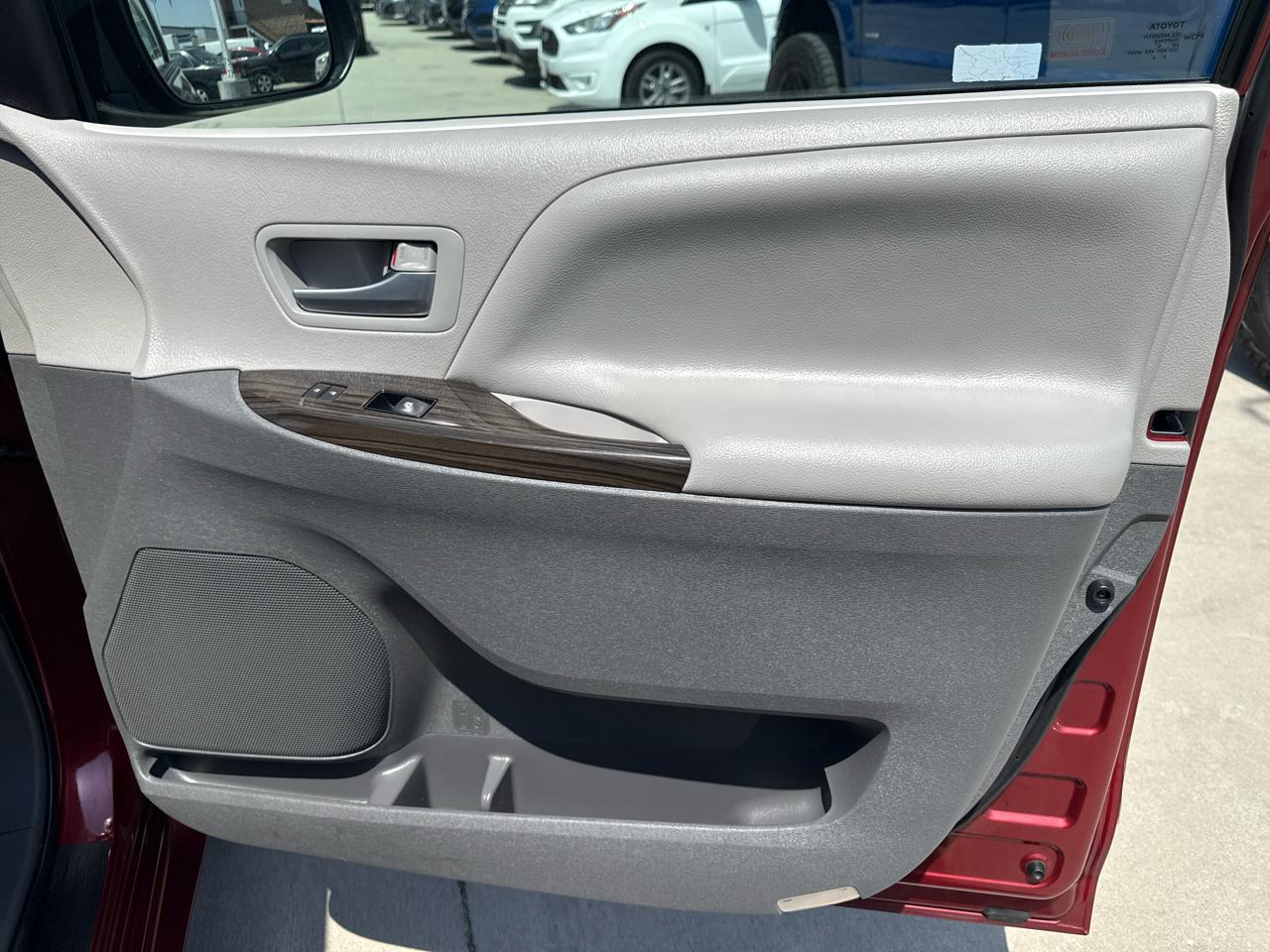 Toyota Sienna XLE Auto Access Seat FWD 7-Passenger (Natl) 2017