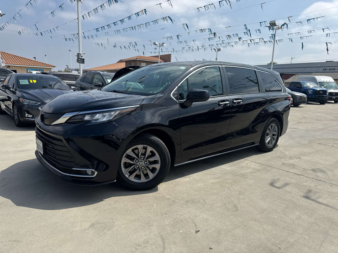 Toyota Sienna XLE FWD 7-Passenger (Natl) 2022
