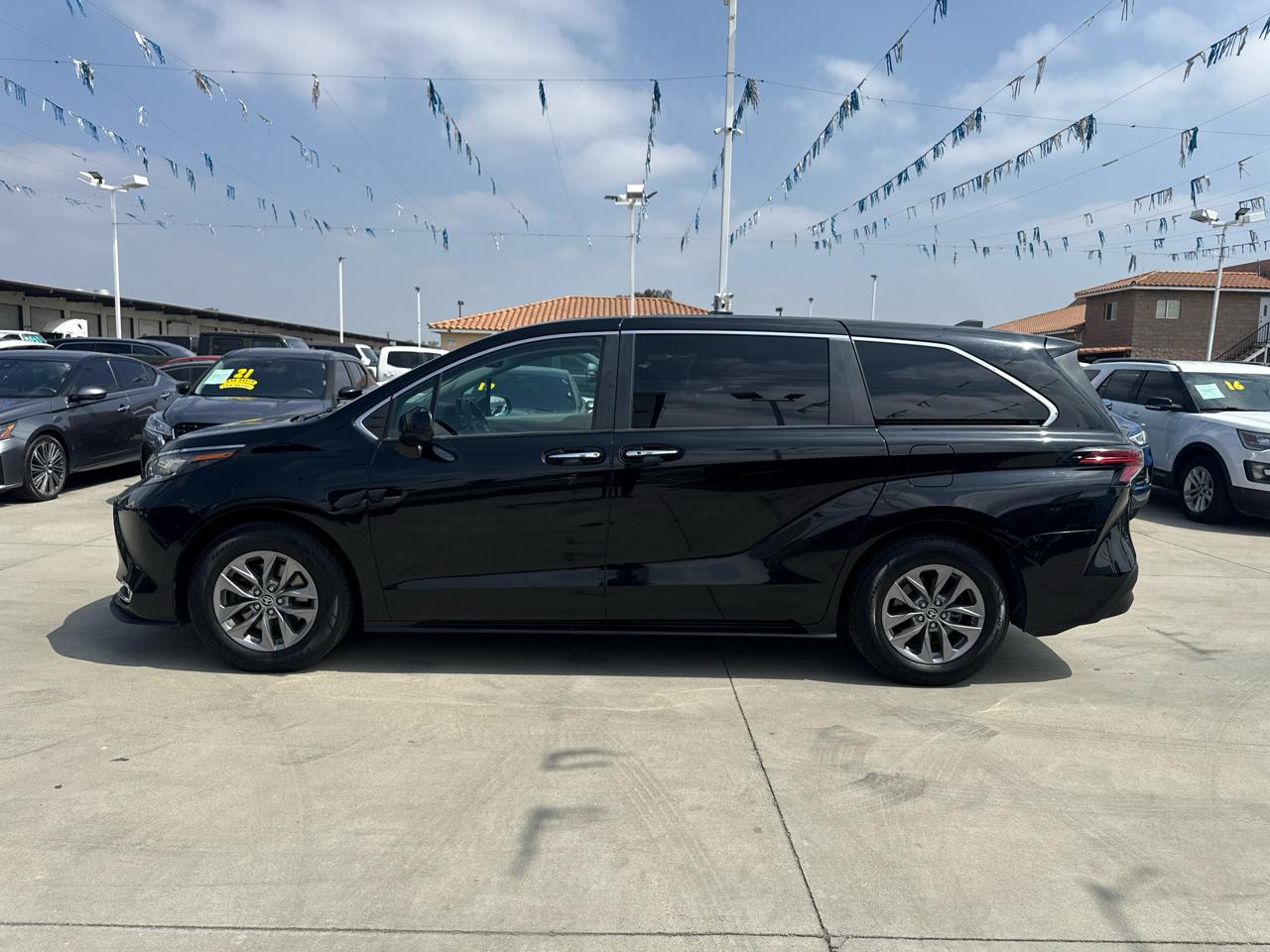 Toyota Sienna XLE FWD 7-Passenger (Natl) 2022